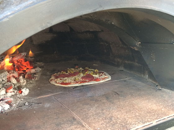 Pizza on Wheels pizza in de oven